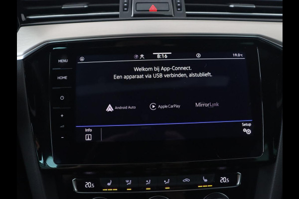 Volkswagen Passat 1.5 TSI Elegance Business R | Panoramadak | Stoelverwarming | Virtual Cockpit | Leder/Alcantara | Camera | Matrix LED | Carplay | Navigatie