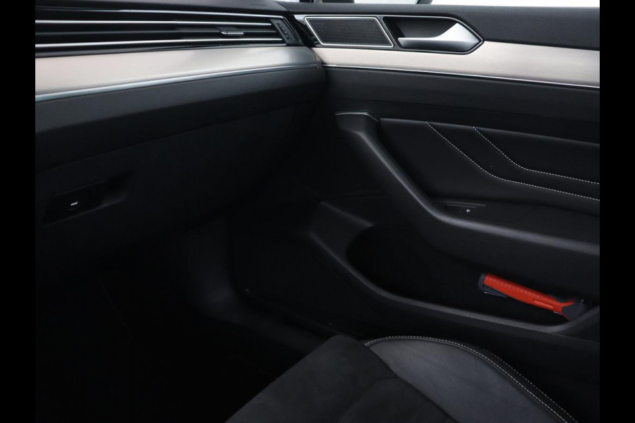 Volkswagen Passat 1.5 TSI Elegance Business R | Panoramadak | Stoelverwarming | Virtual Cockpit | Leder/Alcantara | Camera | Matrix LED | Carplay | Navigatie