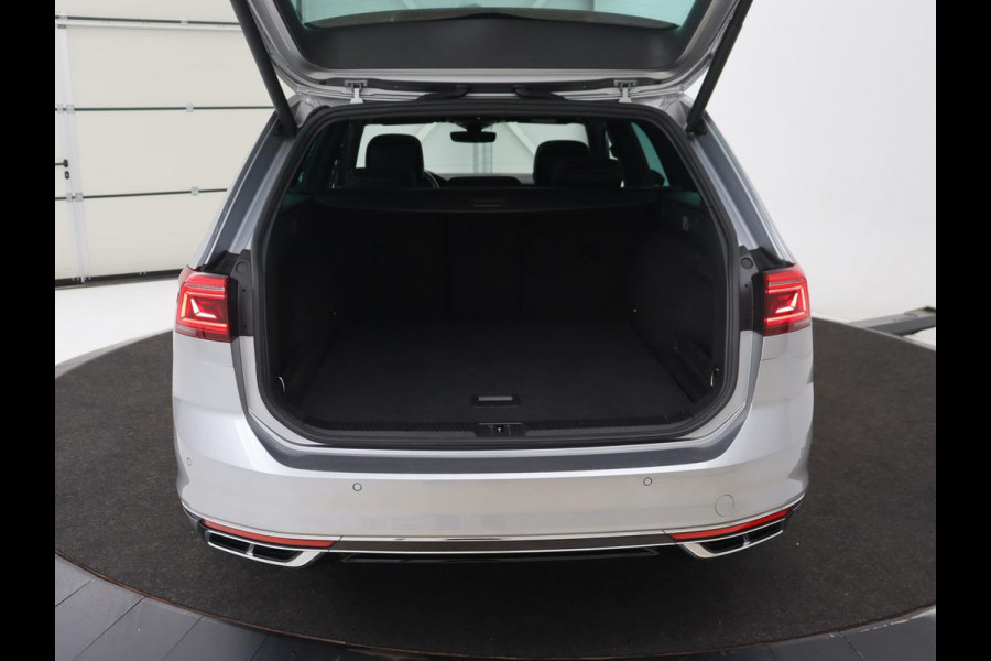 Volkswagen Passat 1.5 TSI Elegance Business R | Panoramadak | Stoelverwarming | Virtual Cockpit | Leder/Alcantara | Camera | Matrix LED | Carplay | Navigatie