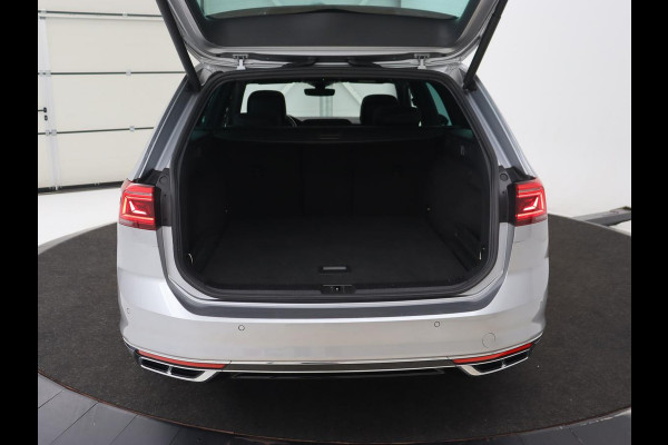 Volkswagen Passat 1.5 TSI Elegance Business R | Panoramadak | Stoelverwarming | Virtual Cockpit | Leder/Alcantara | Camera | Matrix LED | Carplay | Navigatie