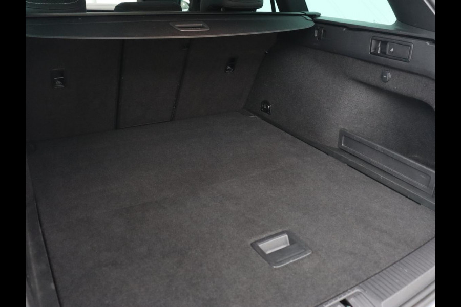 Volkswagen Passat 1.5 TSI Elegance Business R | Panoramadak | Stoelverwarming | Virtual Cockpit | Leder/Alcantara | Camera | Matrix LED | Carplay | Navigatie