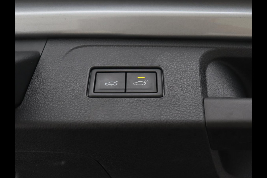 Volkswagen Passat 1.5 TSI Elegance Business R | Panoramadak | Stoelverwarming | Virtual Cockpit | Leder/Alcantara | Camera | Matrix LED | Carplay | Navigatie