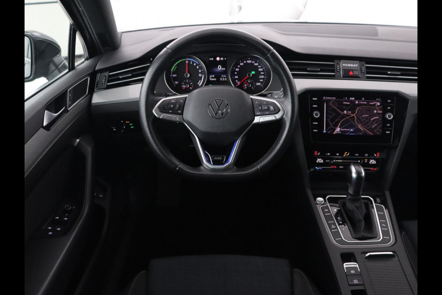 Volkswagen Passat 1.4 TSI PHEV GTE | Panoramadak | Trekhaak | Stoelverwarming | Camera | Massage | Matrix LED | Carplay | Navigatie | Adaptive cruise