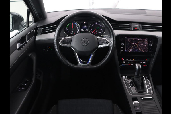 Volkswagen Passat 1.4 TSI PHEV GTE | Panoramadak | Trekhaak | Stoelverwarming | Camera | Massage | Matrix LED | Carplay | Navigatie | Adaptive cruise