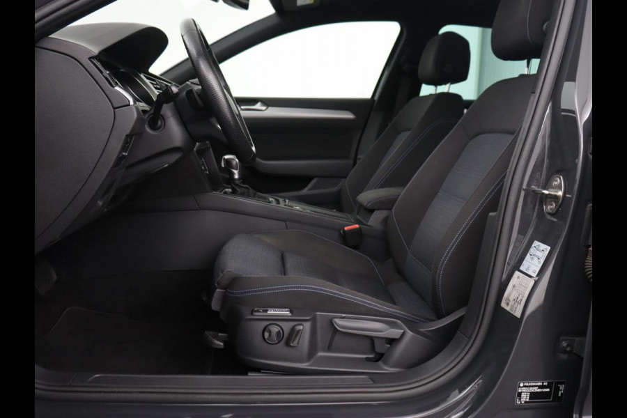 Volkswagen Passat 1.4 TSI PHEV GTE | Panoramadak | Trekhaak | Stoelverwarming | Camera | Massage | Matrix LED | Carplay | Navigatie | Adaptive cruise