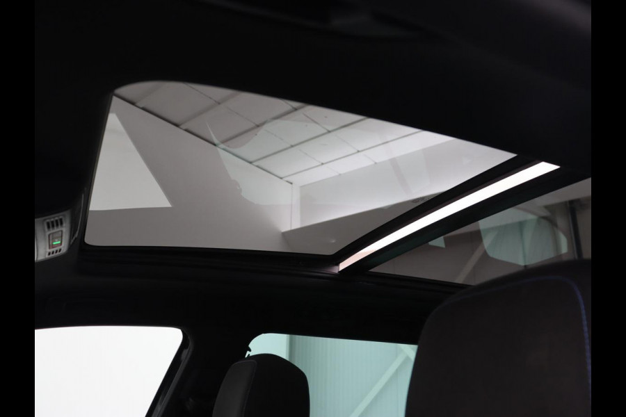 Volkswagen Passat 1.4 TSI PHEV GTE | Panoramadak | Trekhaak | Stoelverwarming | Camera | Massage | Matrix LED | Carplay | Navigatie | Adaptive cruise