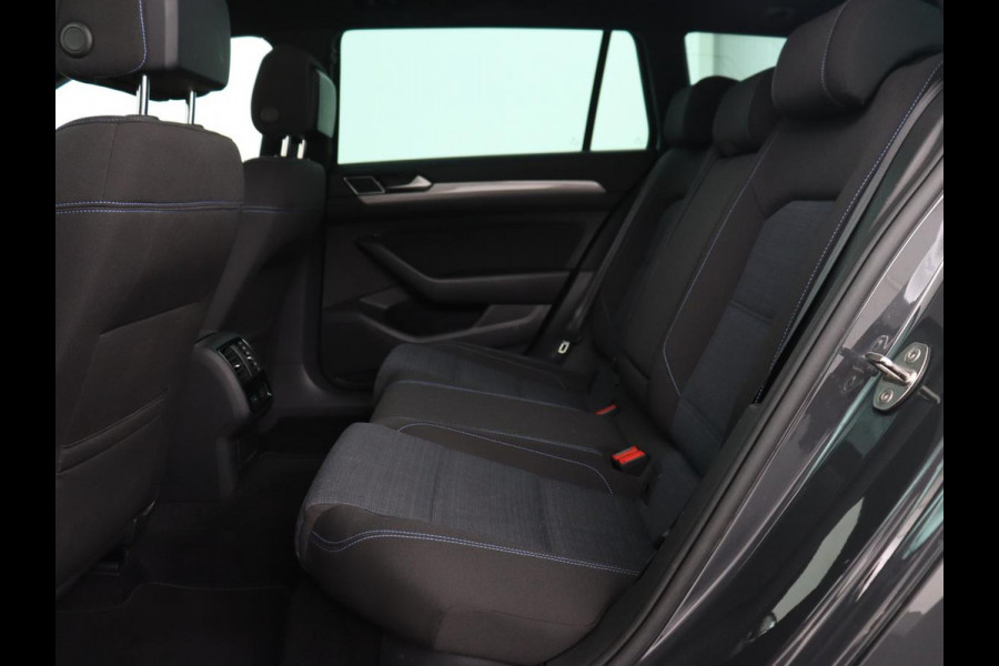 Volkswagen Passat 1.4 TSI PHEV GTE | Panoramadak | Trekhaak | Stoelverwarming | Camera | Massage | Matrix LED | Carplay | Navigatie | Adaptive cruise