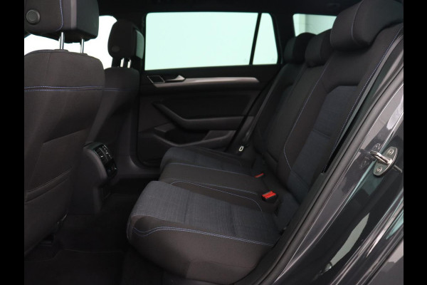 Volkswagen Passat 1.4 TSI PHEV GTE | Panoramadak | Trekhaak | Stoelverwarming | Camera | Massage | Matrix LED | Carplay | Navigatie | Adaptive cruise