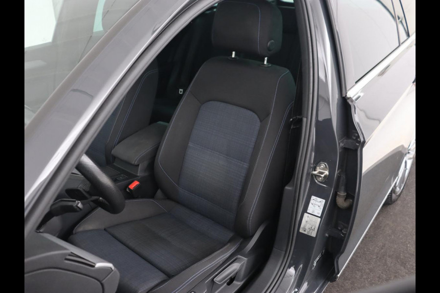 Volkswagen Passat 1.4 TSI PHEV GTE | Panoramadak | Trekhaak | Stoelverwarming | Camera | Massage | Matrix LED | Carplay | Navigatie | Adaptive cruise