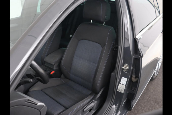 Volkswagen Passat 1.4 TSI PHEV GTE | Panoramadak | Trekhaak | Stoelverwarming | Camera | Massage | Matrix LED | Carplay | Navigatie | Adaptive cruise