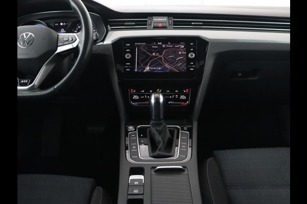 Volkswagen Passat 1.4 TSI PHEV GTE | Panoramadak | Trekhaak | Stoelverwarming | Camera | Massage | Matrix LED | Carplay | Navigatie | Adaptive cruise