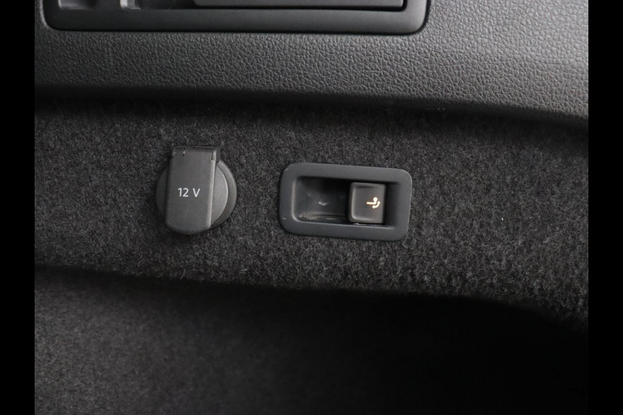 Volkswagen Passat 1.4 TSI PHEV GTE | Panoramadak | Trekhaak | Stoelverwarming | Camera | Massage | Matrix LED | Carplay | Navigatie | Adaptive cruise