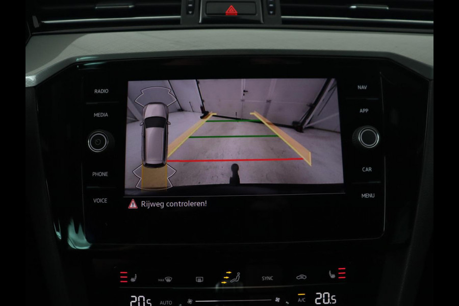 Volkswagen Passat 1.4 TSI PHEV GTE | Panoramadak | Trekhaak | Stoelverwarming | Camera | Massage | Matrix LED | Carplay | Navigatie | Adaptive cruise