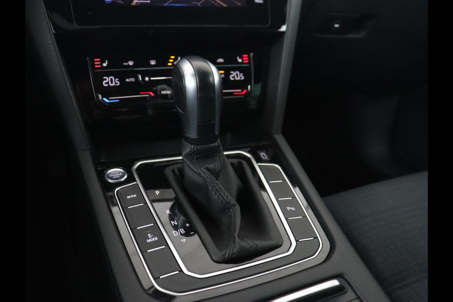 Volkswagen Passat 1.4 TSI PHEV GTE | Panoramadak | Trekhaak | Stoelverwarming | Camera | Massage | Matrix LED | Carplay | Navigatie | Adaptive cruise