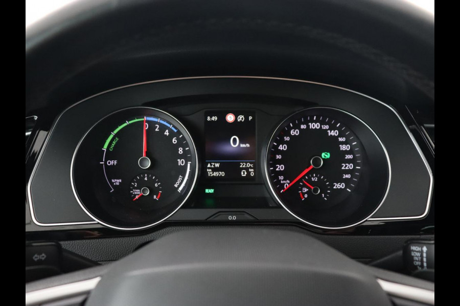 Volkswagen Passat 1.4 TSI PHEV GTE | Panoramadak | Trekhaak | Stoelverwarming | Camera | Massage | Matrix LED | Carplay | Navigatie | Adaptive cruise