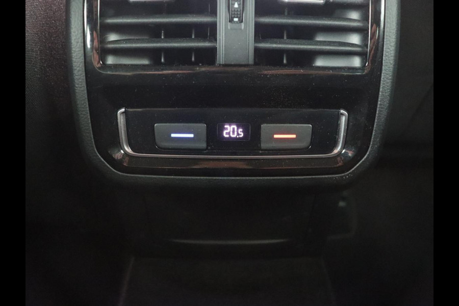 Volkswagen Passat 1.4 TSI PHEV GTE | Panoramadak | Trekhaak | Stoelverwarming | Camera | Massage | Matrix LED | Carplay | Navigatie | Adaptive cruise