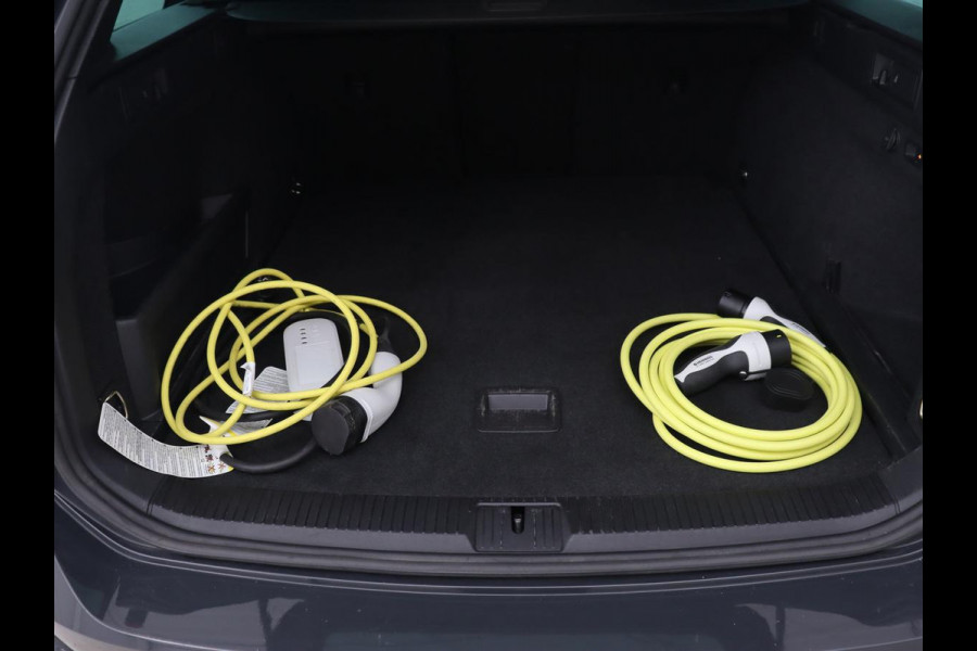 Volkswagen Passat 1.4 TSI PHEV GTE | Panoramadak | Trekhaak | Stoelverwarming | Camera | Massage | Matrix LED | Carplay | Navigatie | Adaptive cruise