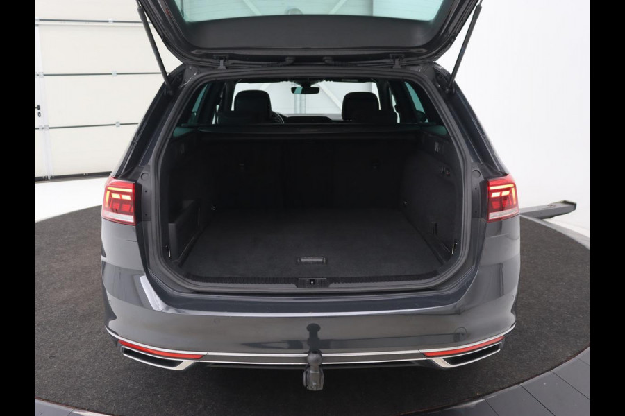 Volkswagen Passat 1.4 TSI PHEV GTE | Panoramadak | Trekhaak | Stoelverwarming | Camera | Massage | Matrix LED | Carplay | Navigatie | Adaptive cruise