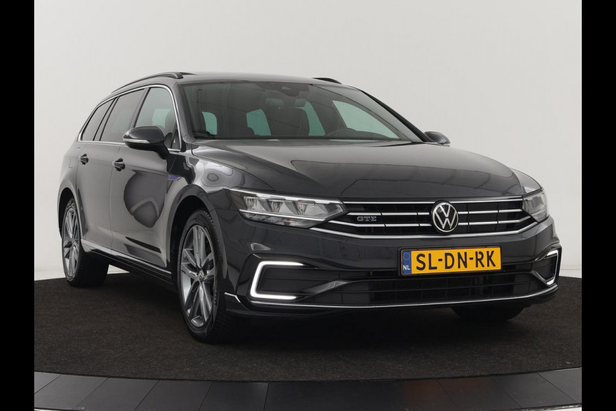 Volkswagen Passat 1.4 TSI PHEV GTE | Panoramadak | Trekhaak | Stoelverwarming | Camera | Massage | Matrix LED | Carplay | Navigatie | Adaptive cruise