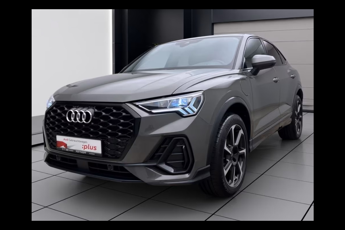 Audi Q3 Sportback 45 TFSI e S-LINE ** LED, VIRTUAL, ACC, OPTIK SHWARZ, KEYLESS, 19-inch LMV ** 1e EIG - UNFALLFREI ** ** INFORMEER OOK NAAR ONZE AANTREKKELIJKE FINANCIAL-LEASE TARIEVEN ** Audi Q3 Sportback 45 TFSI e S-LINE ** LED, VIRTUAL, ACC, OPTIK SHWARZ, KEYLESS, 19-inch LMV ** 1e EIG - UNFALLFREI ** ** INFORMEER OOK NAAR ONZE AANTREKKELIJKE FINANCIAL-LEASE TARIEVEN **
