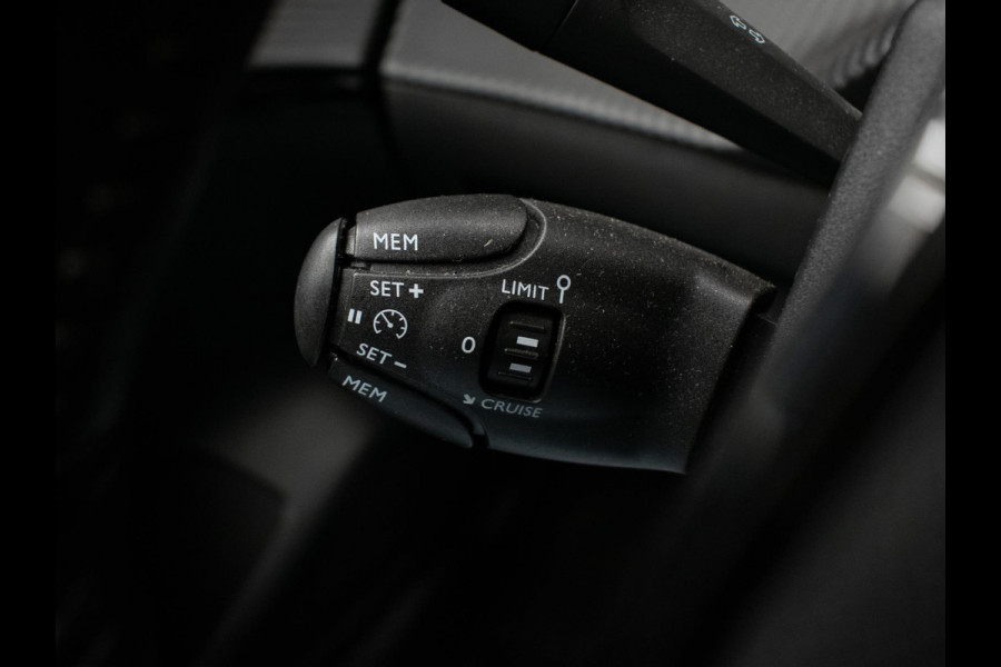 Peugeot 208 1.2 PureTech Blue Lease Active Sport (APPLE CARPLAY,NAVI,LED,CRUISE,CLIMATE,BLACK PACK,DAB,LEDER,BLUETOOTH,NETTESTAAT)