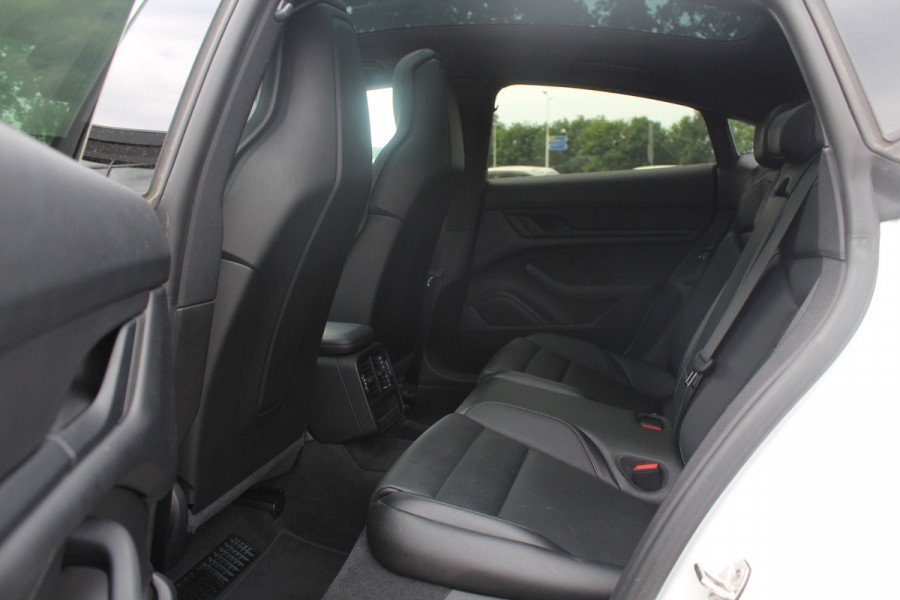 Porsche Taycan Performance 84 kWh / SoH 94,4% / Panoramadak / 360Camera / Luchtvering / 20'' / Dodehoek / Stuurverwarming / Getint glas / Stoelverwarming / Warmtepomp
