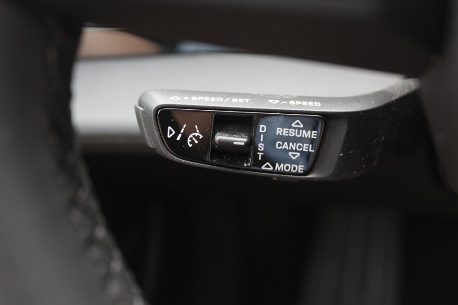 Porsche Taycan Performance 84 kWh / SoH 94,4% / Panoramadak / 360Camera / Luchtvering / 20'' / Dodehoek / Stuurverwarming / Getint glas / Stoelverwarming / Warmtepomp
