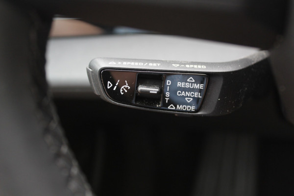 Porsche Taycan Performance 84 kWh / SoH 94,4% / Panoramadak / 360Camera / Luchtvering / 20'' / Dodehoek / Stuurverwarming / Getint glas / Stoelverwarming / Warmtepomp