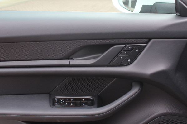 Porsche Taycan Performance 84 kWh / SoH 94,4% / Panoramadak / 360Camera / Luchtvering / 20'' / Dodehoek / Stuurverwarming / Getint glas / Stoelverwarming / Warmtepomp