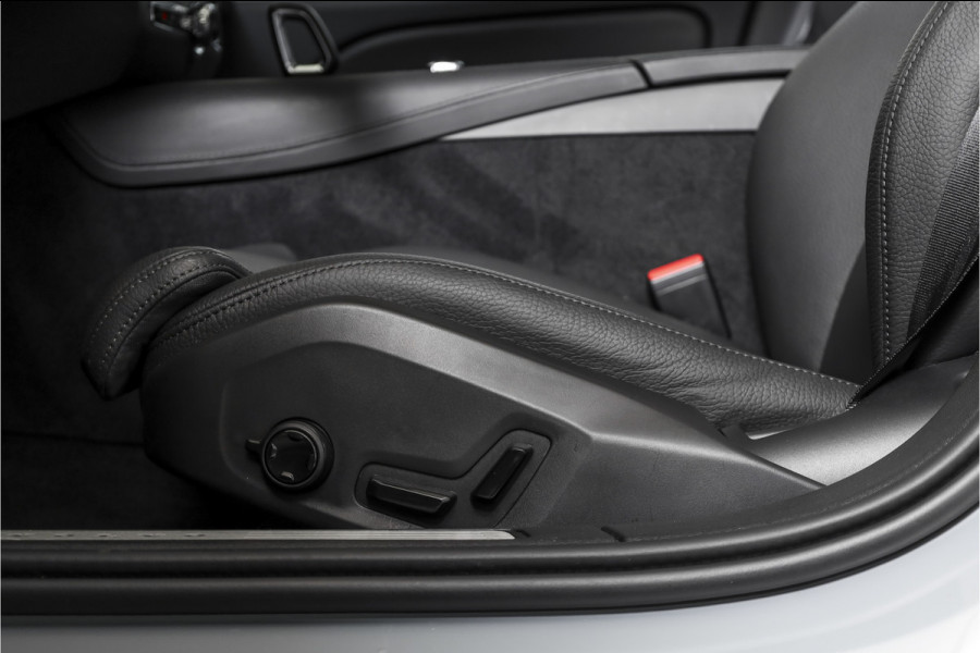 Volvo V60 2.0 T6 Plug-in hybrid AWD Ultra Dark 253 PK - Automaat | S/K-Panodak | Dig. Cockpit | Adapt. Cruise | Stoel-+Stuurverw. | PDC | 360 Camera | NAV + App. Connect | ECC | Elek. Klep | LM 19" | 9589