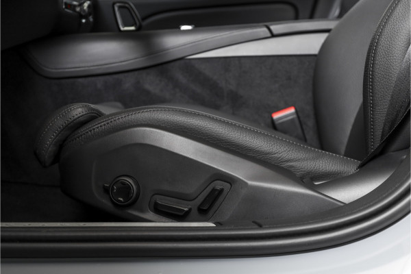 Volvo V60 2.0 T6 Plug-in hybrid AWD Ultra Dark 253 PK - Automaat | S/K-Panodak | Dig. Cockpit | Adapt. Cruise | Stoel-+Stuurverw. | PDC | 360 Camera | NAV + App. Connect | ECC | Elek. Klep | LM 19" | 9589