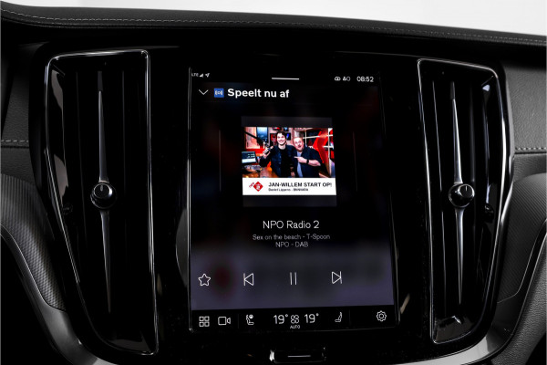 Volvo V60 2.0 T6 Plug-in hybrid AWD Ultra Dark 253 PK - Automaat | S/K-Panodak | Dig. Cockpit | Adapt. Cruise | Stoel-+Stuurverw. | PDC | 360 Camera | NAV + App. Connect | ECC | Elek. Klep | LM 19" | 9589