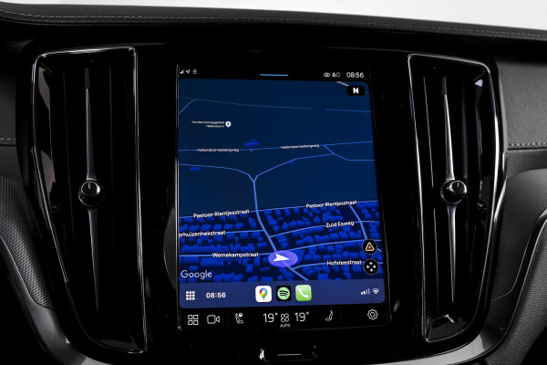 Volvo V60 2.0 T6 Plug-in hybrid AWD Ultra Dark 253 PK - Automaat | S/K-Panodak | Dig. Cockpit | Adapt. Cruise | Stoel-+Stuurverw. | PDC | 360 Camera | NAV + App. Connect | ECC | Elek. Klep | LM 19" | 9589