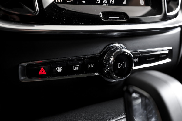 Volvo V60 2.0 T6 Plug-in hybrid AWD Ultra Dark 253 PK - Automaat | S/K-Panodak | Dig. Cockpit | Adapt. Cruise | Stoel-+Stuurverw. | PDC | 360 Camera | NAV + App. Connect | ECC | Elek. Klep | LM 19" | 9589
