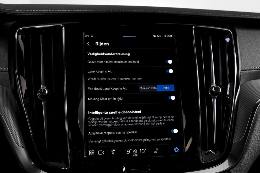 Volvo V60 2.0 T6 Plug-in hybrid AWD Ultra Dark 253 PK - Automaat | S/K-Panodak | Dig. Cockpit | Adapt. Cruise | Stoel-+Stuurverw. | PDC | 360 Camera | NAV + App. Connect | ECC | Elek. Klep | LM 19" | 9589