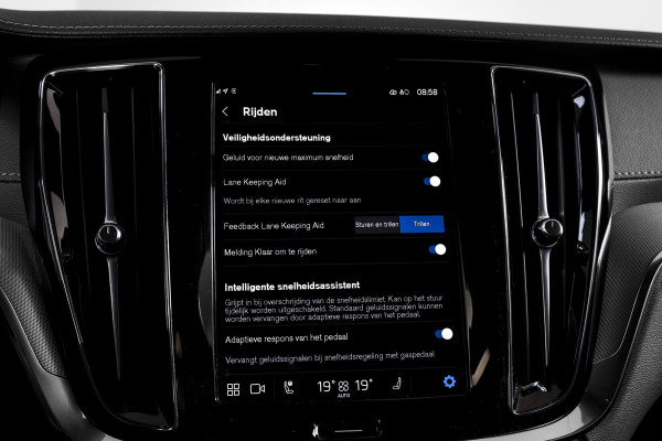 Volvo V60 2.0 T6 Plug-in hybrid AWD Ultra Dark 253 PK - Automaat | S/K-Panodak | Dig. Cockpit | Adapt. Cruise | Stoel-+Stuurverw. | PDC | 360 Camera | NAV + App. Connect | ECC | Elek. Klep | LM 19" | 9589