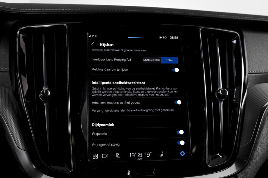 Volvo V60 2.0 T6 Plug-in hybrid AWD Ultra Dark 253 PK - Automaat | S/K-Panodak | Dig. Cockpit | Adapt. Cruise | Stoel-+Stuurverw. | PDC | 360 Camera | NAV + App. Connect | ECC | Elek. Klep | LM 19" | 9589