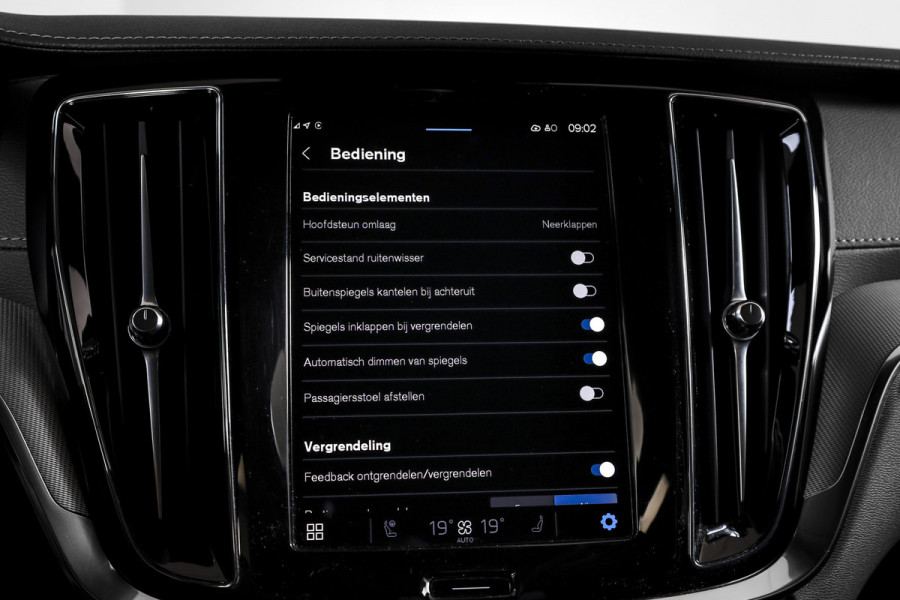 Volvo V60 2.0 T6 Plug-in hybrid AWD Ultra Dark 253 PK - Automaat | S/K-Panodak | Dig. Cockpit | Adapt. Cruise | Stoel-+Stuurverw. | PDC | 360 Camera | NAV + App. Connect | ECC | Elek. Klep | LM 19" | 9589