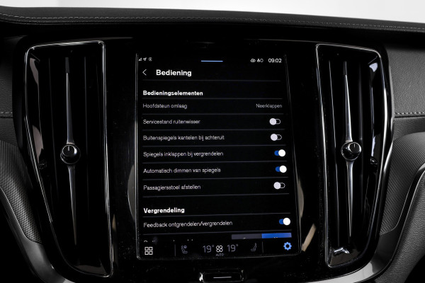 Volvo V60 2.0 T6 Plug-in hybrid AWD Ultra Dark 253 PK - Automaat | S/K-Panodak | Dig. Cockpit | Adapt. Cruise | Stoel-+Stuurverw. | PDC | 360 Camera | NAV + App. Connect | ECC | Elek. Klep | LM 19" | 9589