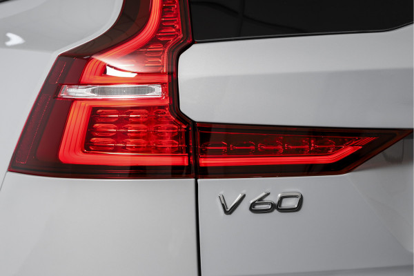 Volvo V60 2.0 T6 Plug-in hybrid AWD Ultra Dark 253 PK - Automaat | S/K-Panodak | Dig. Cockpit | Adapt. Cruise | Stoel-+Stuurverw. | PDC | 360 Camera | NAV + App. Connect | ECC | Elek. Klep | LM 19" | 9589
