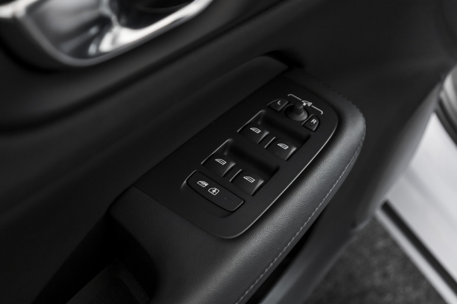 Volvo V60 2.0 T6 Plug-in hybrid AWD Ultra Dark 253 PK - Automaat | S/K-Panodak | Dig. Cockpit | Adapt. Cruise | Stoel-+Stuurverw. | PDC | 360 Camera | NAV + App. Connect | ECC | Elek. Klep | LM 19" | 9589