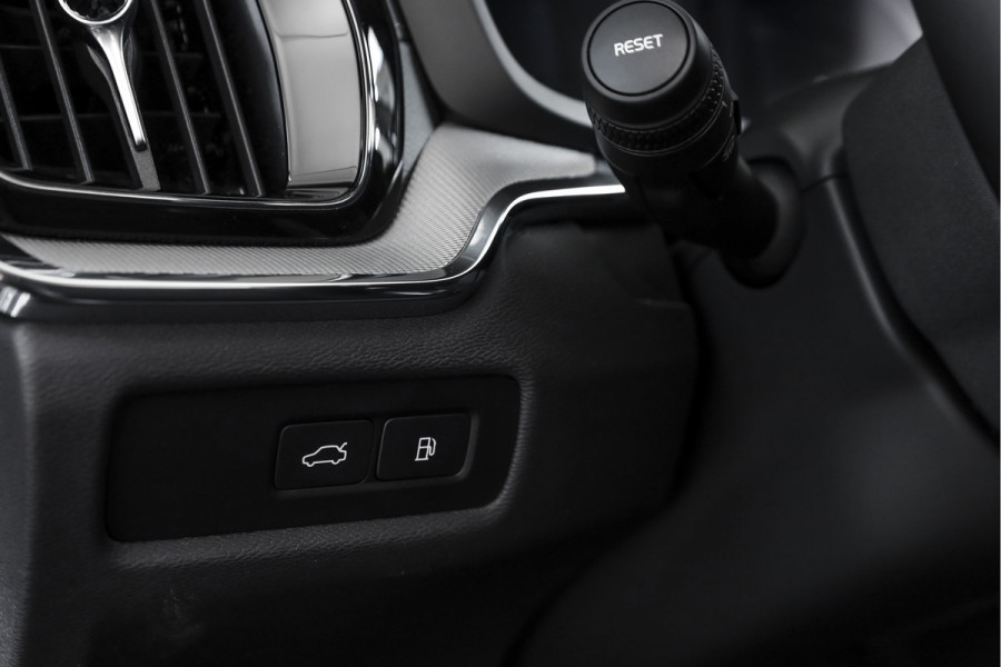 Volvo V60 2.0 T6 Plug-in hybrid AWD Ultra Dark 253 PK - Automaat | S/K-Panodak | Dig. Cockpit | Adapt. Cruise | Stoel-+Stuurverw. | PDC | 360 Camera | NAV + App. Connect | ECC | Elek. Klep | LM 19" | 9589