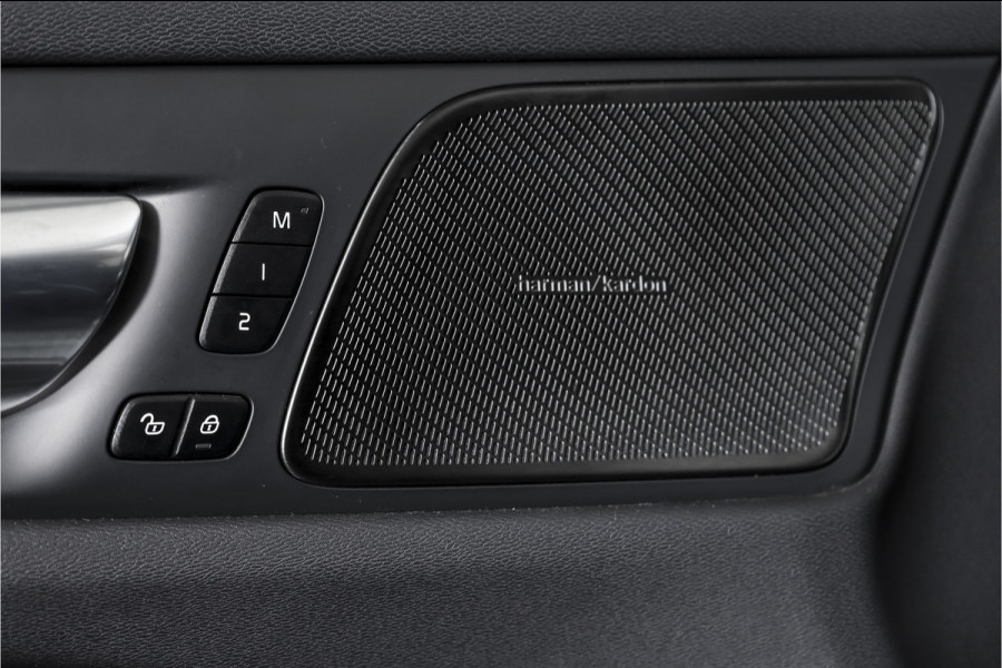 Volvo V60 2.0 T6 Plug-in hybrid AWD Ultra Dark 253 PK - Automaat | S/K-Panodak | Dig. Cockpit | Adapt. Cruise | Stoel-+Stuurverw. | PDC | 360 Camera | NAV + App. Connect | ECC | Elek. Klep | LM 19" | 9589