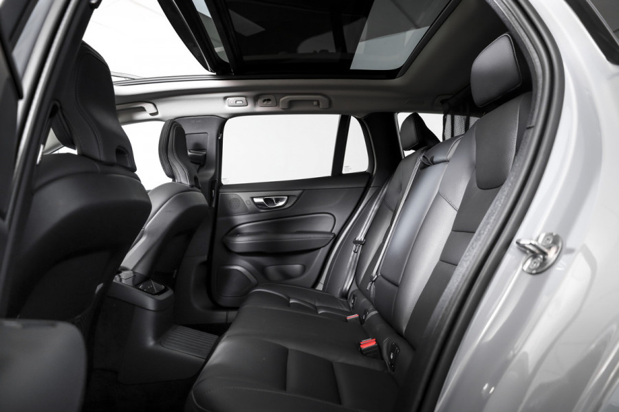 Volvo V60 2.0 T6 Plug-in hybrid AWD Ultra Dark 253 PK - Automaat | S/K-Panodak | Dig. Cockpit | Adapt. Cruise | Stoel-+Stuurverw. | PDC | 360 Camera | NAV + App. Connect | ECC | Elek. Klep | LM 19" | 9589