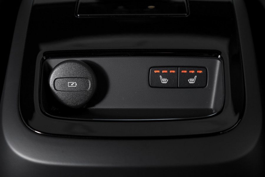 Volvo V60 2.0 T6 Plug-in hybrid AWD Ultra Dark 253 PK - Automaat | S/K-Panodak | Dig. Cockpit | Adapt. Cruise | Stoel-+Stuurverw. | PDC | 360 Camera | NAV + App. Connect | ECC | Elek. Klep | LM 19" | 9589