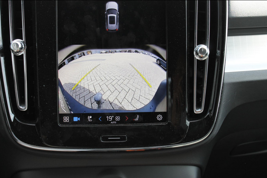 Volvo XC40 B4 211PK Plus Dark Google infotainment / Adaptieve cruise control / Verwarmbare voorstoelen en stuurwiel / Elektrisch bedienbare bestuurdersstoel met geheugen / Semi elektrisch wegklapbare trekhaak