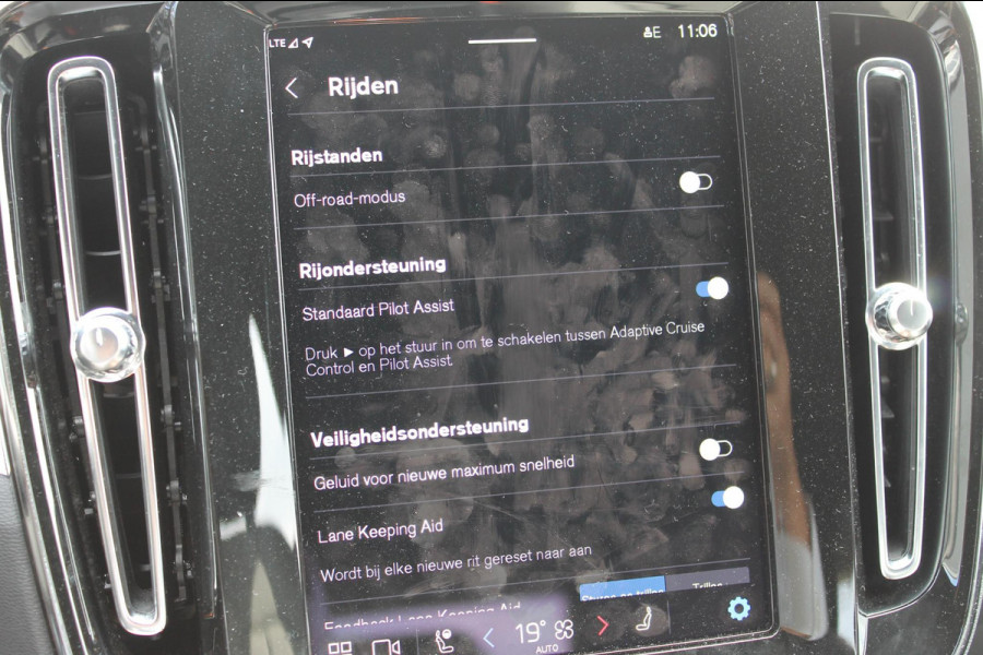 Volvo XC40 B4 211PK Plus Dark Google infotainment / Adaptieve cruise control / Verwarmbare voorstoelen en stuurwiel / Elektrisch bedienbare bestuurdersstoel met geheugen / Semi elektrisch wegklapbare trekhaak