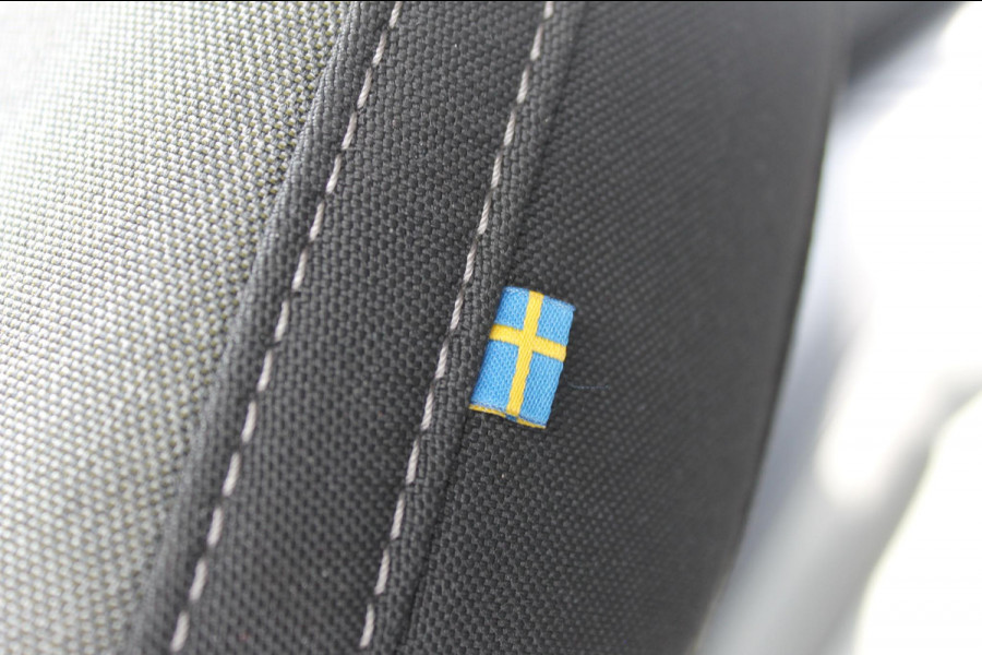 Volvo XC40 B4 211PK Plus Dark Google infotainment / Adaptieve cruise control / Verwarmbare voorstoelen en stuurwiel / Elektrisch bedienbare bestuurdersstoel met geheugen / Semi elektrisch wegklapbare trekhaak