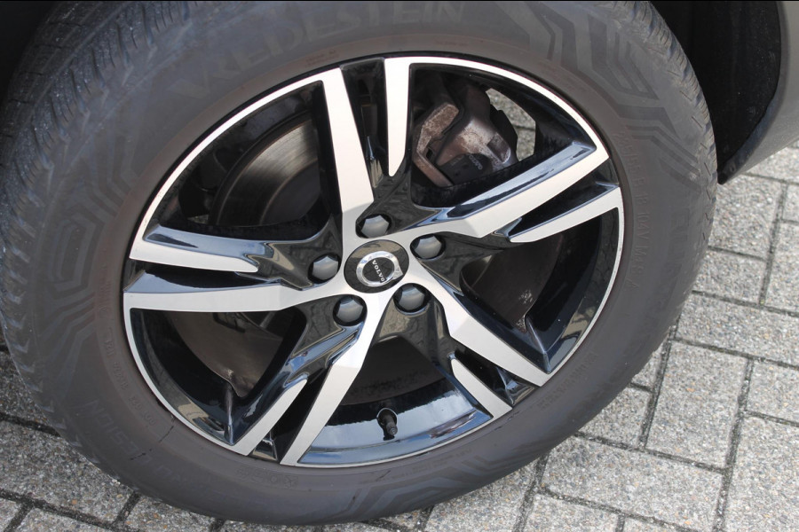 Volvo XC40 B4 211PK Plus Dark Google infotainment / Adaptieve cruise control / Verwarmbare voorstoelen en stuurwiel / Elektrisch bedienbare bestuurdersstoel met geheugen / Semi elektrisch wegklapbare trekhaak