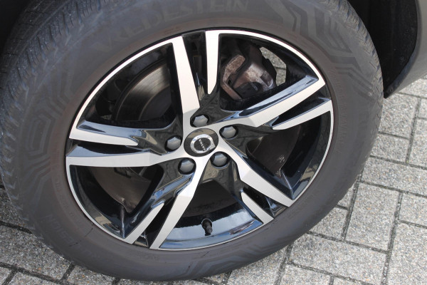 Volvo XC40 B4 211PK Plus Dark Google infotainment / Adaptieve cruise control / Verwarmbare voorstoelen en stuurwiel / Elektrisch bedienbare bestuurdersstoel met geheugen / Semi elektrisch wegklapbare trekhaak